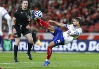 Autores de gols contra o Inter, Tiago e Willian José celebram empate no Beira-Rio imagem