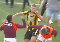 Briga generalizada em campo acaba com polícia usando gás de pimenta