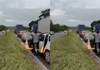 Caminhão tombado deixa trânsito travado na BR-324 sentido Salvador