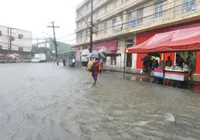 Caos em Salvador: chuva causa deslizamentos e suspensão de embarcações