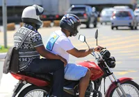 Capacete e postura correta reduzem riscos na garupa da moto