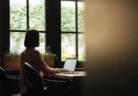 5 profissões home-office que pagam em dólar e estão em alta no Brasil imagem
