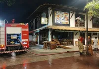 Criança de 3 anos morre em incêndio em bar na Praia do Forte; veja vídeo imagem