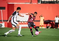 Dolorido! Vitória sofre gol com um a mais e perde para o Corinthians