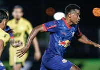Ex-Bahia marca e freia rival direto do Tricolor no Brasileiro; assista imagem