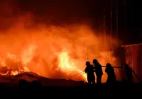 Explosão em indústria deixa 22 feridos e provoca incêndio; vídeo imagem