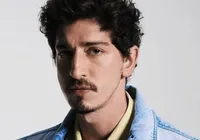 Famoso ator é visto com moreno misterioso em clima de romance