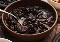 Feijoada envenenada: filha é presa por suspeita de matar o próprio pai imagem
