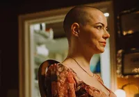 Filme de Emma Stone tem pré-estreia só para quem raspar a cabeça imagem