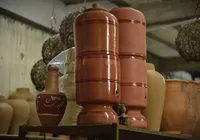 Filtro de barro une tradição com estética e permanece vivo nos lares