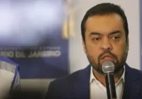 Apoiado na fé: governador é aplaudido de pé em missa após megaoperação imagem
