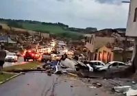 Governo enviará ajuda humanitária para cidade destruída por tornado imagem