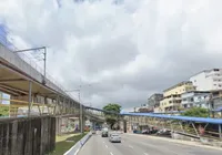Homem é baleado e cai de passarela em avenida movimentada de Salvador imagem