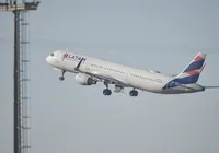 Latam restringe acesso a banheiros de aviões no Brasil e causa grande polêmica