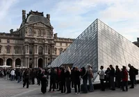 Louvre reabre as portas três dias após roubo de joias imagem