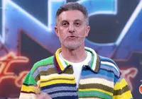 Luciano Huck surge com roupa caríssima de crochê: "Ele pode pagar" imagem
