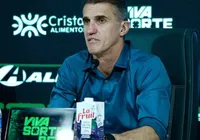 Técnico ex-Vitória bate boca com jornalista em coletiva após clássico imagem