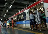 Estações ficam lotadas após problema em trem do metrô de Salvador