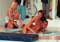 "Miudinho na sunga": ex-Banheira do Gugu expõe bastidores imagem