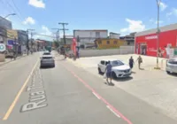 Motociclista bate em carro e morre atropelado por ônibus em Pernambués