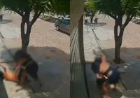 Vídeo: mulher é flagrada agredindo a mãe com socos e puxões de cabelo