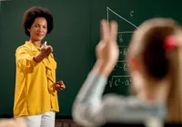 Nova bolsa para professores promete reforçar ensino em regiões críticas imagem
