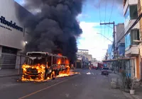 Ônibus é destruído por incêndio em Salvador; imagem impressiona
