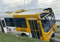 Ônibus fica destruído em acidente na Av. Paralela; imagem impressiona