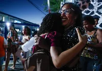 Expectativa e tensão: pais fazem vigília à espera de filhos em prova do Enem imagem