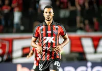 Questionado, Lucas Braga ganha chances e é elogiado por Jair Ventura imagem