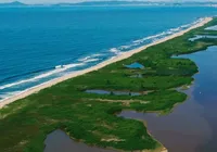 Refúgio escondido tem prainha com água doce e salgada; conheça imagem