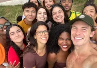 Shawn Mendes curte praia e tira foto com fãs em Salvador