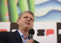 Tarcísio se retrata após "brincadeira" sobre metanol causar polêmica