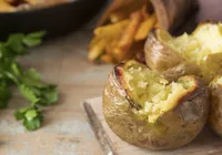 Truque no micro-ondas: batata recheada fica tão boa quanto a de forno