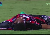 VÍDEO: zagueiro do Vitória leva pancada na cabeça e deixa o campo