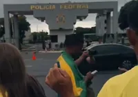 Vídeo: apoiadores fazem oração por Bolsonaro em frente à PF imagem