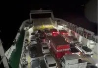 Vídeo: mar invade área de veículos do ferry e assusta passageiros