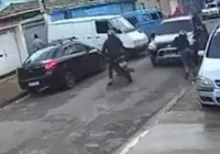 Vídeo: dupla tenta assaltar, mas motorista reage e atropela criminosos