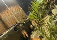 Vídeo: suspeito invade casa e faz família refém em Salvador imagem