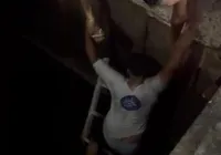 Vídeo: três estudantes caem em canal após estrutura ceder na Cidade Baixa