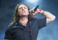 Vocalista do Angra anuncia saída após mais de uma década imagem