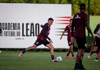 Volante treina e vira opção para jogo do Inter; lateral segue no DM