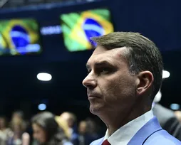 De olho no voto feminino, Flávio busca mulher para ser vice na chapa - Imagem