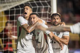 Colossal! Vitória vence o Sport na Ilha do Retiro e sai do Z-4 - Imagem