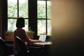 5 profissões home-office que pagam em dólar e estão em alta no Brasil - Imagem