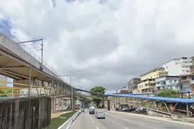 Homem é baleado e cai de passarela em avenida movimentada de Salvador - Imagem