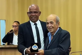 Jornalista Levi Vasconcelos recebe a mais alta honraria de Cairu - Imagem