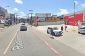 Motociclista bate em carro e morre atropelado por ônibus em Pernambués - Imagem