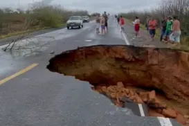 Pista cede e trecho da BR 116 é interditado na Bahia - Imagem