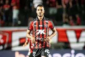 Questionado, Lucas Braga ganha chances e é elogiado por Jair Ventura - Imagem